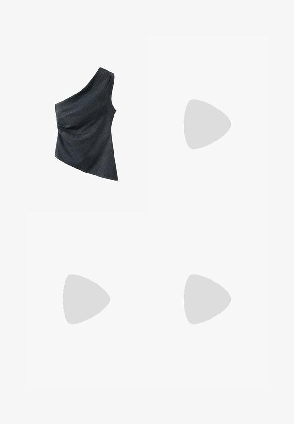 Donkergrijze, mouwloze top met één schouder, subtiele drapering en een asymmetrische zoom, gemaakt van een gestructureerde stof.; Blauwe jeans met wijde pijpen, voorzien van voorplooien, knoopsluiting, riemlussen en een vervaagde wassing op de dijen en onderbenen.; Hoge zwarte leren laarzen met een vierkante neus en een blokhak. Heeft een gladde textuur en een split aan de achterkant voor extra detail.; Zwarte handtas van getextureerd leer met brede basis en dikke afgeronde handgrepen, met een centrale verticale naad en subtiele stikdetails.