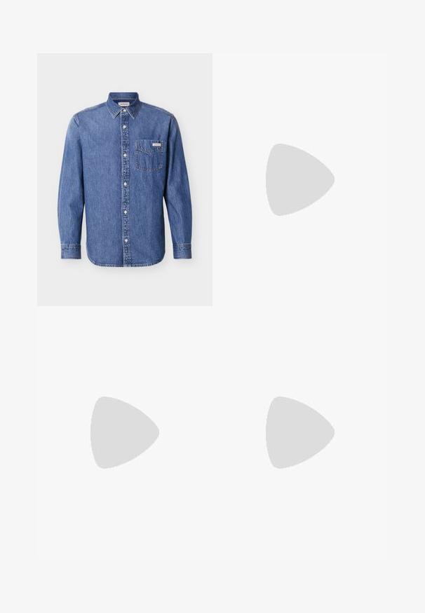 Denim overhemd in medium blauw met lange mouwen, knoopsluiting aan de voorkant en een borstzak met een logo patch. Klassiek kraagontwerp.; Rechtermode blauwe denim jeans met een voorste knoop, ritssluiting, riemlussen en vijf-vakken ontwerp op een effen witte achtergrond.; Witte leren sneakers met een ronde neus, platte rubberen zool en zwarte hielaccent. Voorzien van een prominent zwart Calvin Klein-logo aan de zijkant.; Blauwe canvas boodschappentas met een voorvak met rits, dubbele schouderbanden en een rechthoekige vorm. Heeft een subtiel merklabel.