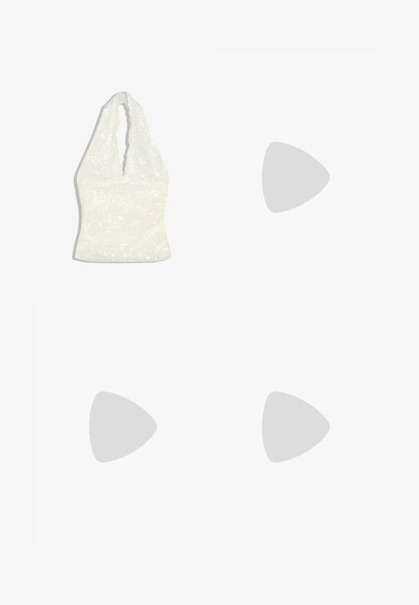Haut à paillettes blanc à col halter avec un décolleté en V profond festonné et une taille ajustée, posé à plat sur un fond blanc.; Shorts en sequins dans des teintes noires et bronzées, présentant une surface texturée avec un éclat scintillant et un ourlet droit.; Sandales à plateforme blanches avec une finition métallique, présentant deux brides croisées, une bride de cheville et un talon carré orné de gemmes scintillantes.; Sac à main à perles noires avec une silhouette courbée, une poignée de transport et une texture brillante. Porté avec des chaussures à talons hauts noires et un short noir ajusté.
