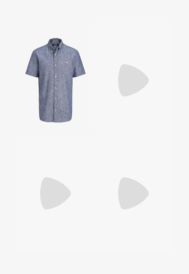 Chemise bleu chambray à manches courtes, boutonnée, avec col et petit logo sur la poitrine, présentée sur un fond blanc uni.; Short en jean écru mi-longueur avec bouton avant, fermeture éclair, passants pour ceinture et design à cinq poches sur fond blanc.; Baskets blanches avec des accents noirs et gris, présentant un embout texturé gris, une semelle en caoutchouc noir et des lacets plats blancs. Design épuré, style minimaliste.; Sac fourre-tout en toile crème avec poche avant, deux poignées, bandoulière réglable et petit texte jaune "O.N.S" en bas à droite de la poche.