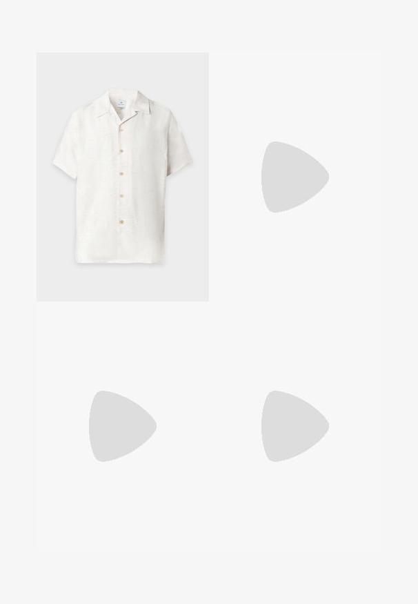 Weiße Kurzarmbluse mit Knopfleiste, dezentem Blumenmuster und klassischem Kragen, vor schlichtem Hintergrund dargestellt.; Beige maßgeschneiderte Shorts aus strukturiertem Gewebe, mit vorderen Falten, einem Knopfverschluss und einem geraden Bein-Design.; Dunkelbraune Lederflipflop-Sandale mit breitem Knöchelriemen und schwarzer flacher Sohle, seitlich auf grauem Hintergrund gezeigt.; Beige Canvas-Tragetasche mit doppelten Griffen und einem geprägten Wolfskopfdesign auf der Fronttasche.