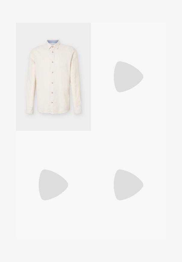 Beige overhemd met lange mouwen en knopen, met een puntkraag, zeven zichtbare knopen en een lichtblauw detail aan de binnenzijde van de kraag.; Khaki broeken van gladde stof, met een recht gesneden ontwerp, twee voorzakken en schone, minimalistische stikdetails.; Bruine suède schoen met een gladde afwerking, ronde neus en minimalistisch ontwerp. Voorzien van een lichtgekleurde rubberen zool en contrasterende veters.; Gevlochten beige suède riem met een zilverkleurige rechthoekige metalen gesp, opgerold op een effen lichte achtergrond.