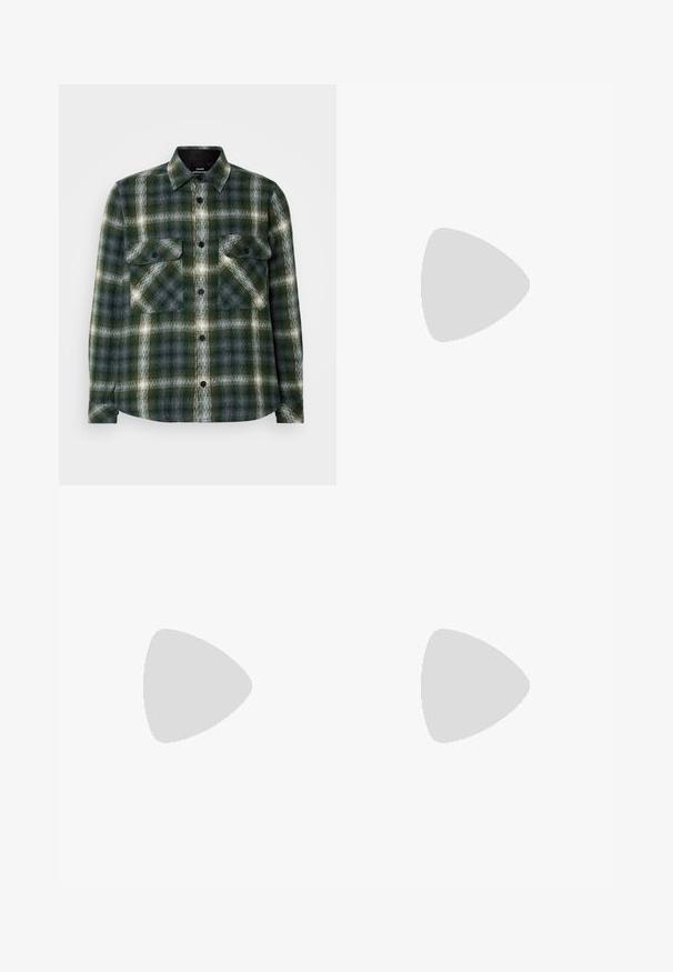 Flannel skjorte i mørkegrøn og grå plaidmønster. Har to brystlommer, sorte knapper og en klassisk krave. Blød tekstur.; Mørkeblå lige ben denim jeans med forlommer, bæltestropper og kontrast orange syninger, lagt fladt på hvid baggrund.; Brun læder ankelstøvle med rund tå, snørebåndsdesign, sort gummisål og trækstrop ved hælen. Glat overflade og minimale syninger.; Brun læderbælte med en glat overflade, der har en rektangulær sølvspænde og en enkelt stift til fastgørelse. Klassisk design og holdbart materiale.
