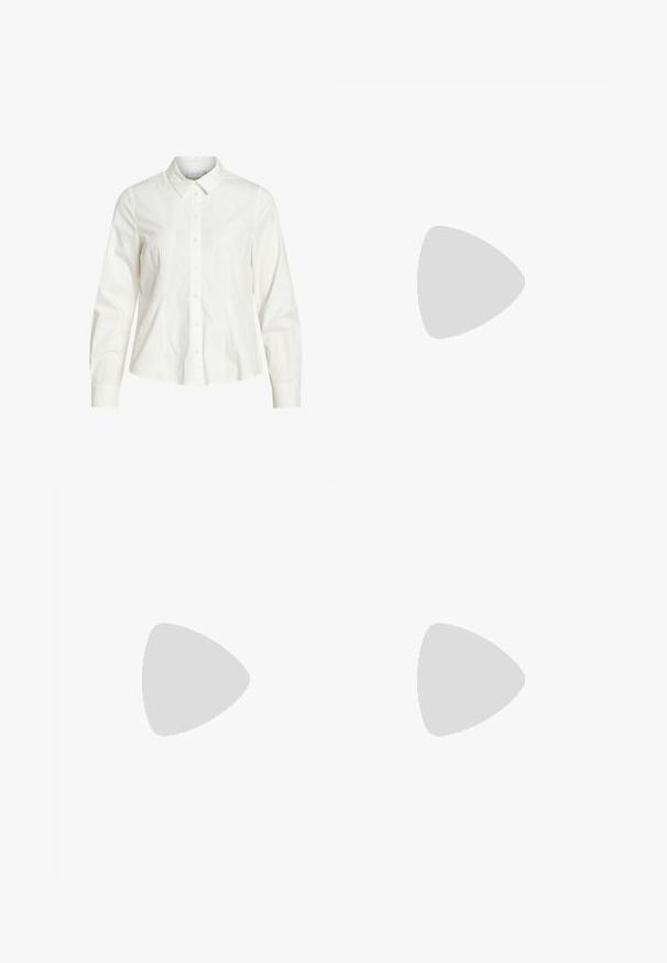 Chemise blanche à boutons, en coton, avec un col classique, des manches longues et des détails en pintuck subtils à l'avant. Texture lisse.; Jean large bleu foncé en denim, doté d'une fermeture à bouton à l'avant et d'une taille à cordon, avec des détails de couture contrastants.; Chaussure slingback noire à bout pointu en cuir lisse. Présente un talon fin et un détail de boucle sur la sangle réglable.; Sac à main bordeaux en matériau brillant, de forme rectangulaire, avec deux anses et des accents légèrement courbés à l'avant.