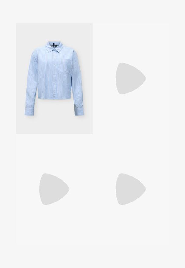 Lichtblauw overhemd met lange mouwen met dunne verticale witte en gele strepen, knoopsluiting aan de voorkant, puntige kraag en een linker borstzak.; Blauwe denim jeans met een rechte pijp, vijf zakken en een knoopsluiting op de taille. Vervaagde afwerking met subtiele textuur.; Benen met donkere geribbelde leggings gecombineerd met zwarte ballerina's met kleine strikdetails op een witte achtergrond.; Bourgondische handtas van glanzend materiaal, rechthoekige vorm, met twee schouderbanden en subtiele gebogen accenten aan de voorkant.
