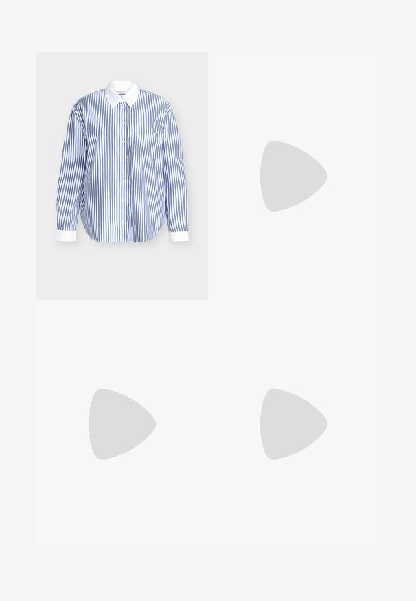 Gestreept overhemd in blauw-witte katoen. Voorzien van een knoopsluiting, lange mouwen en een witte kraag. Inclusief een borstzak.; Denim A-lijnrok, donkerblauw, knie-lengte, met een soepele tailleband met een verborgen rits en een vloeiende silhoutte. Subtiele textuurdetail.; Zwarte lakleren Mary Jane platte schoen met twee uitsparingen en een gouden gespbandje op een witte achtergrond.; Beige suède totebag met lange lichtbruine leren hengsels, zachte textuur en eenvoudige stiksels op een effen witte achtergrond.