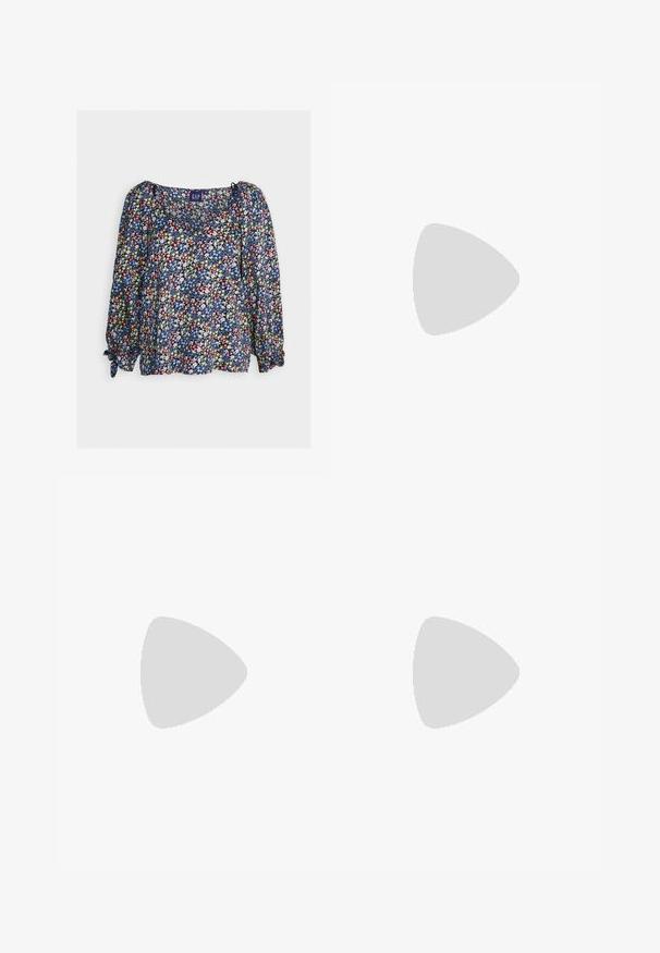 GAP Bluse - multi; Even&Odd Tall Bukser - dark blue; Sorte læder platform sandaler med peep-toe design, ankelrem og en kraftig firkantet hæl. Glat tekstur og minimalistisk stil.; Burgunderfarvet taske med et tekstureret, vævet mønster, blødt lædermateriale og et enkelt, knyttet håndtag. Rummeligt, hobo-stil design.