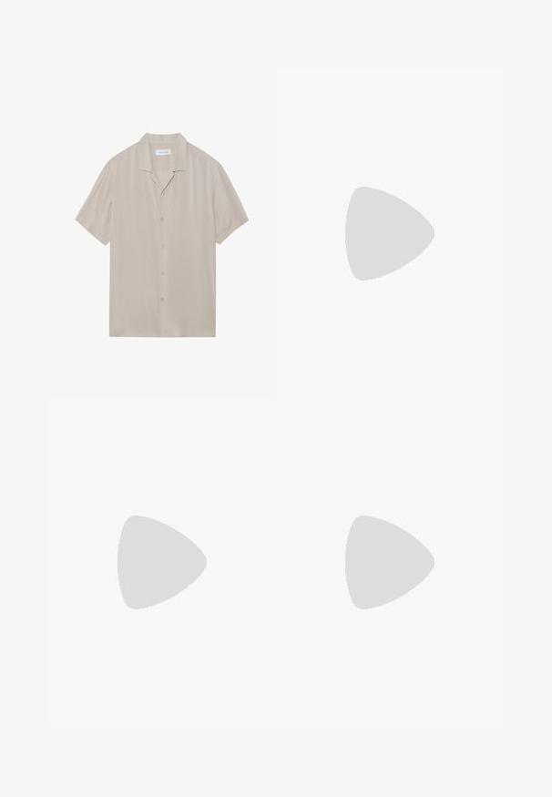 Korte mouw, knoopsluiting overhemd in lichtbeige stof met een gladde textuur, spitse kraag en een rechte zoom.; Lichtblauwe denim shorts met een rechte pasvorm, voorzien van voorzakken, knoopsluiting en een verouderde afwerking. Klassiek vijfzakken ontwerp.; Zwarte sandaal met dubbele bandjes en gespen op een beige geweven kleed, houten ronde tafel met gestapelde boeken op de achtergrond.; Zwarte rechthoekige zonnebril met donkere lenzen. Dikke, gladde kunststof montuur met een licht glanzende afwerking en rechte veren.