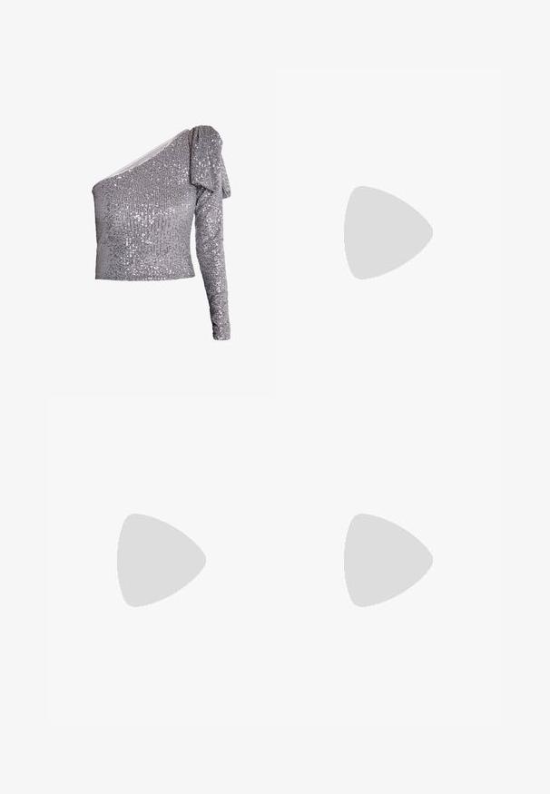 Sølv en-skal-top med teksturerede perler, tætsiddende design og flæseærmedetalje. Glat stof med skinnende overflade.; Sorte brede bukser lavet af glat, skinnende stof med elastisk talje og uden synlige lommer eller hardwaredetaljer.; Miriade STIVALETTI AVYA - Støvletter - argento; Sølvprydet håndtaske med en knyttet toppløkke, rektangulær form, dækket af små, runde rhinsten, glat tekstur.