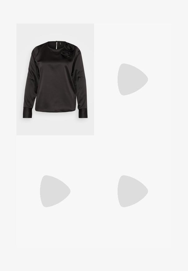 Vero Moda VMLIS O NECK ROSE - Pikkade varrukatega topp - black; Mustad pingutad püksid, millel on vormitud talje, kahel dekoratiivil nupul ja sirge sääre lõige. Valmistatud kergest kangast, mille pind on sile.; Mustast nahast rihmik-kontsaga king, millel on terav nina, madal plokkkonts ja minimalistlik disain, millel on õhukesed rihmad ja sile pind.; Hõbedased rõngaskõrvarõngad, millel on lainejoonega ebaühtlane tekstuur. Omavad õhukest, ümmargust kuju ja peegeldavat pinda.