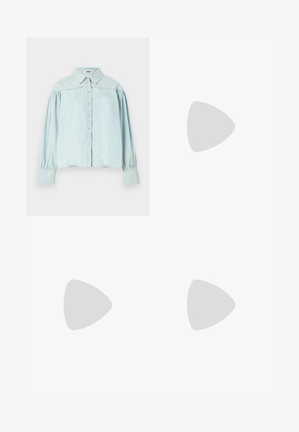 Lichtblauw denim shirt met een knoopsluiting aan de voorkant, een brede kraag en opgeblazende lange mouwen. De stof lijkt zacht met een lichte glans.; Beige leren shorts met een gladde textuur, voorzien van een aansluitende taille, riemlussen en subtiele stiksels aan de voorkant. Eenvoudig, hedendaags ontwerp.; Zwarte slingback hak met een puntige neus, een gladde satijnen afwerking en een slanke hak van 7,5 cm. Open zijkantontwerp met minimale stikdetails.; Bruine suède hobo-tas met een brede band en zachte, nonchalante structuur, afgebeeld tegen een eenvoudige lichte achtergrond.