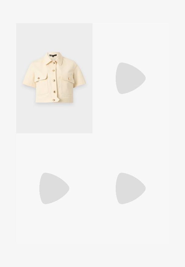 Klippekant beige kortærmet skjorte med krave, forgyldte knapper foran og to brystlommer med klap og knap på ensfarvet baggrund.; Hvide bukser med vidde lavet af denim, der har broderede mønstre på siden og en traditionel femlomme-design. Lynlås-lukning med en knap.; Brun mokkasinsko med flad sort sål, detaljerede syninger og en rem tværs over overdelen, set fra siden på en lysegrå baggrund.; Mørkebrun læderrem med stort snoet sølvspænde og matchende sølv bæltestrop på hvid baggrund.