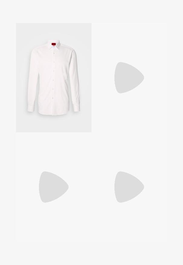 Chemise blanche à manches longues en coton, équipée d'un col classique et d'un devant boutonné avec des boutons transparents en plastique. Étiquette visible à l'intérieur du col.; Pantalon large noir taille haute avec plis à l'avant, poches latérales, passants pour ceinture et fermeture par bouton sur fond gris clair.; Mocassin en cuir noir avec détail de bride grise, talon bas et semelle texturée, marqué "HUGO" en or sur le côté.; Ceinture en cuir noir enroulée avec une boucle noire mate rectangulaire et un logo embossé discret sur fond blanc.