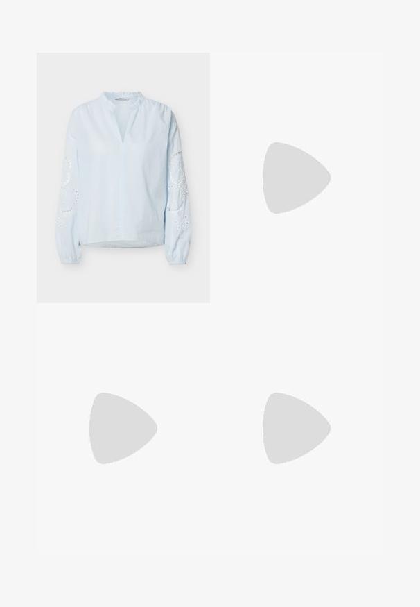 Blouse bleu clair à manches longues avec col à volants, ouverture en V, poignets élastiques et motifs floraux blancs brodés sur les manches.; Jupe midi marron foncé avec taille élastiquée froncée et silhouette droite sur fond uni.; Escarpin à talon slingback à bout pointu en matériau beige lisse et brillant. Présente un design de découpes courbées et un talon aiguille fin. Détail de boucle en argent.; Sacoche en cuir marron doux avec un haut froncé et une fine bandoulière, posée sur un fond blanc.
