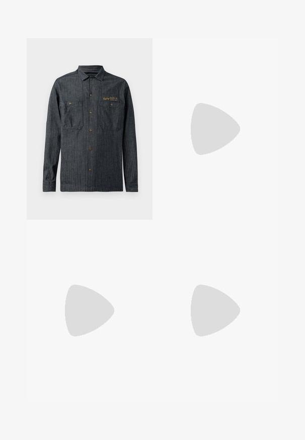 Donker denim overhemd met verticale strepen, twee borstzakken en een gouden geborduurd logo aan de linkerkant. Metalen drukknoopsluiting.; Witte katoenen broeken met een rechte pasvorm, voorzakken, een metalen knoopsluiting en subtiele stiksels langs de naden.; Witte leren sneakers met een platte rubberen zool, met een soepele afwerking, ronde neus en metalen oogjes voor de veters. Draag ze met een zwarte broek.; Kleine zwarte schoudertas met voorvak met rits en verstelbare schouderriem op een effen lichte achtergrond.