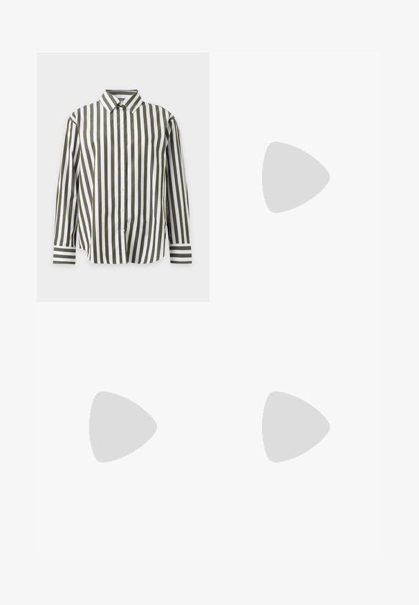 Chemise à manches longues avec boutons, rayures verticales vertes et blanches et col pointu, présentée sur un fond clair uni.; Jupe portefeuille noire en tissu lisse, présentant une taille haute et une fente sur le côté. L'étiquette est visible dans une couleur jaune vif contrastante.; Ballerines en cuir verni noir avec un bout pointu, une sangle à la cheville avec une boucle dorée et un design minimaliste. Semelle plate et texture brillante.; Sac à main en cuir noir avec deux anses allongées, fermeture éclair et forme arrondie ; texture lisse avec une finition légèrement brillante.