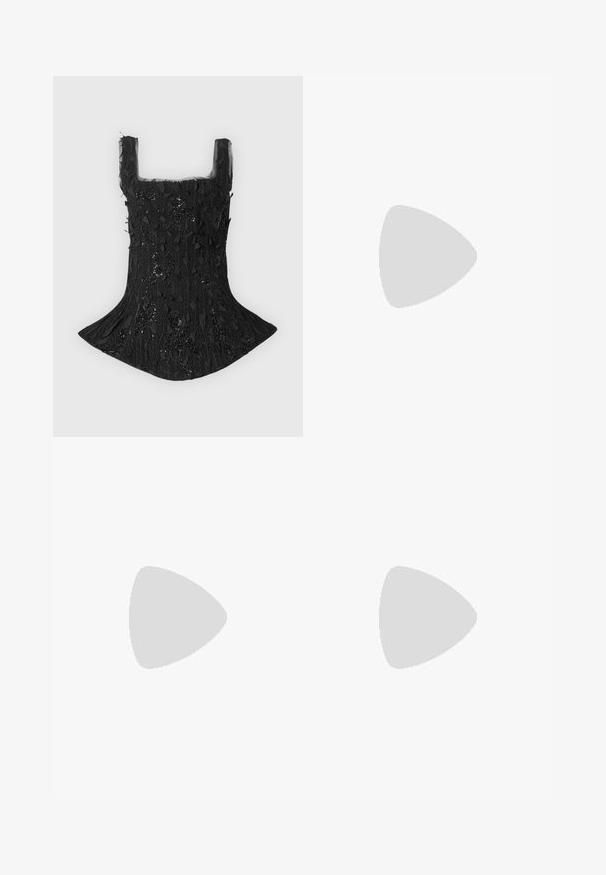 Haut sans manches en dentelle noire avec larges bretelles et motif floral texturé, légèrement évasé en bas sur un fond uni clair.; Short noir à taille élastique avec deux motifs : étoiles blanches à gauche et lignes blanches en zigzag à droite.; Chaussure slingback femme en cuir verni noir à talon bas, bout pointu et fine bride avec petite boucle.; Pochette en tissu crème avec un design froncé, cadre en métal argenté, deux boules décoratives, et une bandoulière chaîne argentée.