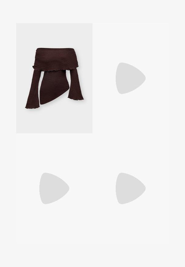 Top texturizado marrón oscuro sin hombros con mangas largas acampanadas y bajo asimétrico, diseñado para una silueta ajustada.; Falda lápiz de punto en un color beige claro, con una pretina acanalada, ajuste slim y una abertura lateral para mayor facilidad de movimiento. Textura suave, diseño minimalista.; Sandal de tacón stiletto negro de cuero con punta afilada, correa lateral con hebilla, tachuelas a lo largo del borde y cordones decorativos en la parte delantera.; Pequeño bolso negro brillante con dos asas largas y detalles de cordón lateral sobre un fondo claro liso.