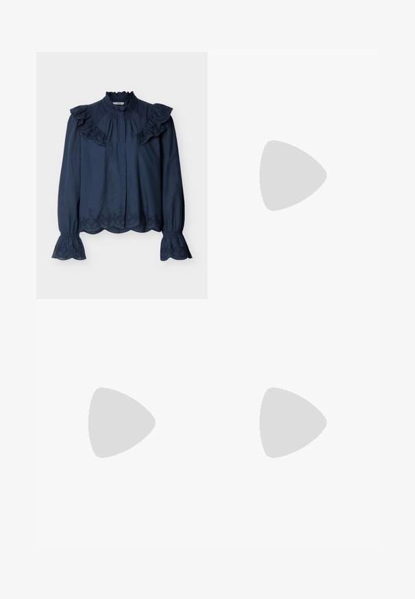 Blouse bleu marine à manches longues avec col haut volanté, bords brodés en forme d'ondulation, et épaulettes et poignets volantés.; Jean en denim bleu avec une coupe droite. Il possède cinq poches, une fermeture à bouton et à zip standard, et des accents de couture visibles.; Botte western en cuir noir mi-mollet avec bout pointu, couture décorative, tirette et talon bloc empilé sur fond neutre.; Petit sac à main noir brillant avec deux longues anses et des détails à cordon sur les côtés sur un fond clair uni.