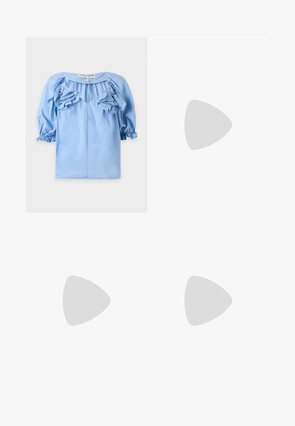 Lichtblauwe blouse met gerimpelde details op de borst en driekwart pofmouwen met elastische boorden, merk Stine Goya.; Donkerblauwe wijde jeans van denim, met twee voorzakken, een knoopsluiting en contrasterende oranje stiksels.; Bruine lakleren sleehaksandaal met teenslipperbandje en open teen, zijaanzicht tegen een effen achtergrond.; Geplooide beige leren clutch met een zilveren metalen frame, voorzien van twee ronde decoratieve sluitingen en een zilveren kettingriem.