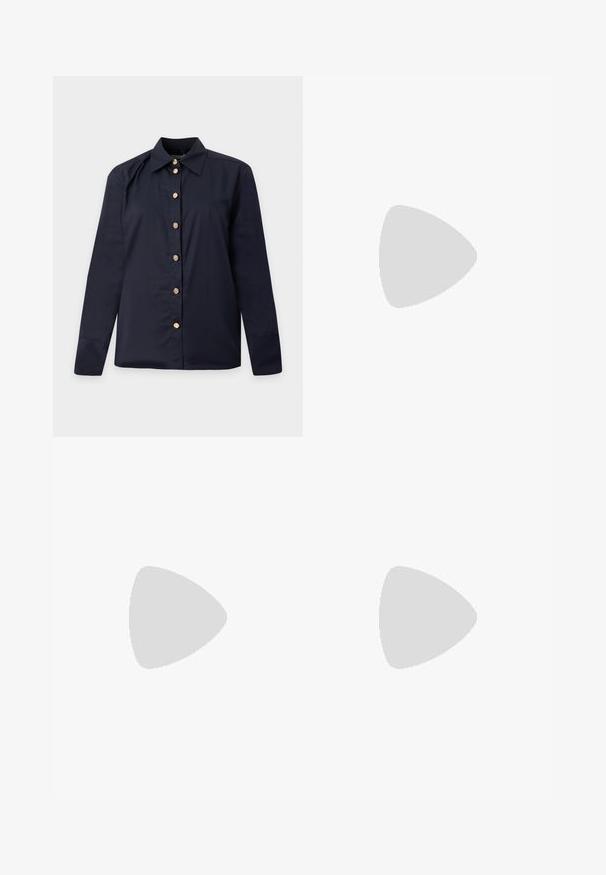 Chemise bleu marine manches longues à boutons avec boutons décoratifs dorés et col classique pointu sur un fond uni.; Jean large avec un dégradé de bleu, doté d'une taille haute, de cinq poches et de coutures contrastantes pour plus de détails.; Pompe à talons hauts en suède noir avec un bout pointu, dotée d'un talon bloc noir brillant et d'une doublure intérieure lisse.; Pochette en cuir noir avec une structure rigide, des détails froncés et une fine lanière de poignet sur fond blanc.