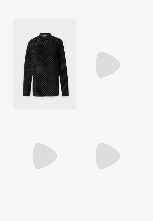 Chemise noire à manches longues boutonnée avec un motif pied-de-poule foncé et un col pointu, marquée d'une étiquette Emporio Armani à l'intérieur du col.; Jean en denim bleu clair avec une coupe droite, présentant une finition délavée, un design classique à cinq poches et des coutures contrastées.; Baskets basses blanches avec semelles découpées uniques portées avec un pantalon clair sur un sol en bois.; Sac bandoulière en daim gris avec une bandoulière à boucle ajustable et une fermeture à rabat, avec un logo de marque embossé discret au centre devant.