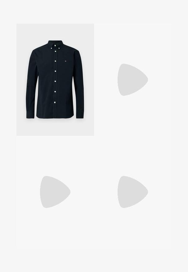 Chemise à manches longues bleu marine foncé avec col boutonné, dotée de boutons blancs et d'un petit logo tricolore sur la poitrine gauche. Tissu en coton.; Pantalon bleu marine à jambes droites avec poches latérales, passants de ceinture, fermeture à bouton et braguette zippée, présenté à plat sur fond blanc.; Chaussure en daim marron avec un bout arrondi, des coutures décoratives et six œillets de lacets contrastants. Semelle plate et design minimaliste.; Ceinture en cuir marron avec boucle en métal argenté et petit emblème rectangulaire aux couleurs rouge, blanc et noir sur la boucle de ceinture.