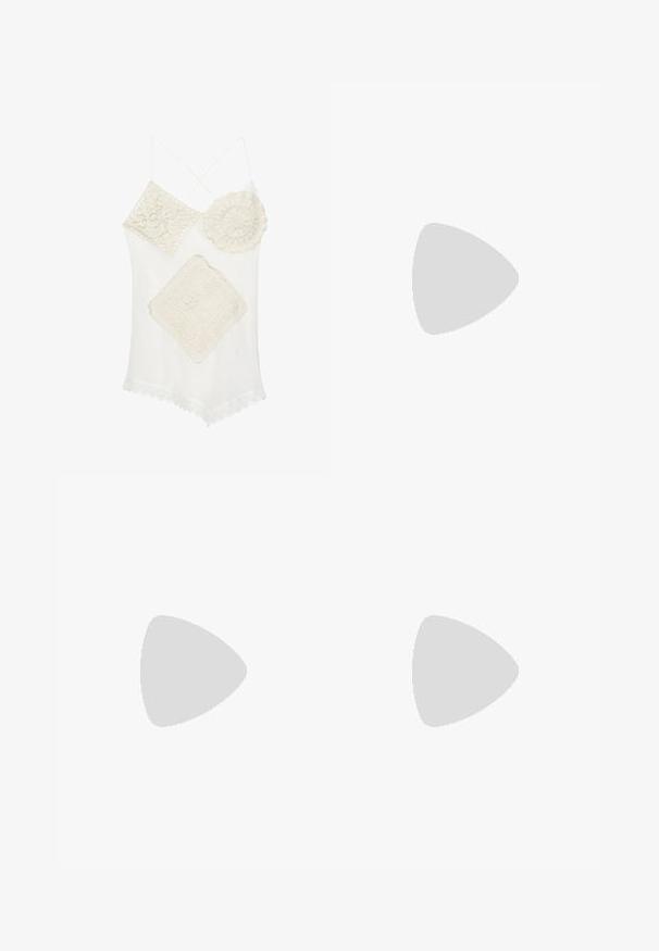 Witte mouwloze top met dunne bandjes, voorzien van drie verschillende kanten patches in vierkante en ronde vormen aan de voorkant en een gegolfde zoom.; Witte wijde broek met elastische tailleband en trekkoord, gemaakt van lichtgewicht stof.; Beige teenslipper met gestructureerde zool en bronzen metalen Y-vormige banden op een witte effen achtergrond.; Zwarte geweven handtas met twee ronde handvatten, een grotere en een kleinere, gemaakt van natuurlijk vezelmateriaal.