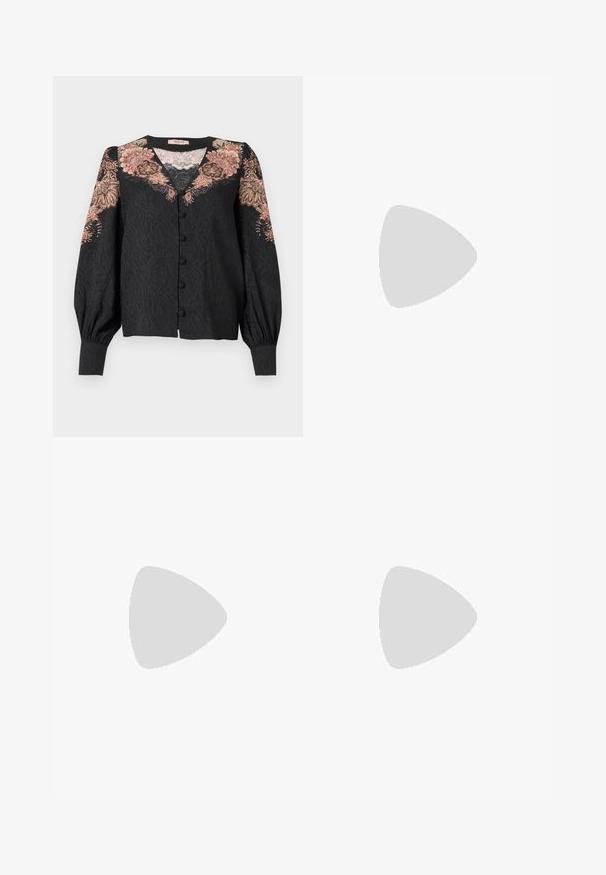 TWINSET SHIRT - Blusa - nero/ruggine; Falda midi negra con un patrón texturizado tipo panal y una cinta elástica ancha en la cintura. El dobladillo presenta un diseño con detalles en forma de onda para mayor atractivo.; Sandalia de tacón de charol negro con tiras finas cruzadas y un tacón de aguja delgado de altura media, sobre un fondo blanco.; Bolso de hombro de charol negro con forma curva, que presenta un logotipo triangular plateado y un cierre de cremallera. Textura suave y correa delgada.
