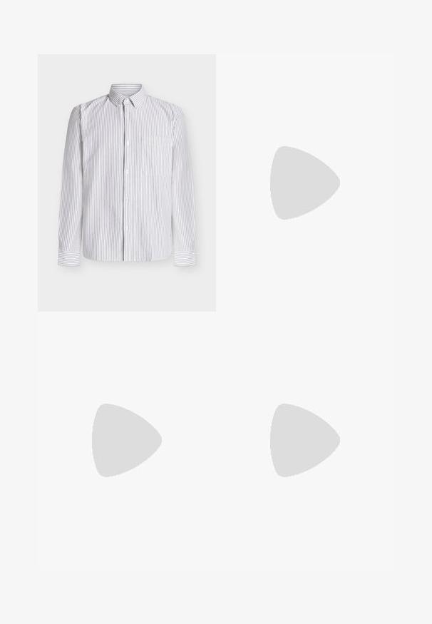 Langærmet skjorte i hvid med tynde grå lodrette striber, knaplukket krave, enkelt brystlomme og manchetter på ærmerne. Bomuldsstof.; Mørkeblå jeans lavet af denim, med lige ben, fem-lommer stil og synlige syninger langs sømmene.; Sorte læder ankelstøvler med rund tå, sidespænde detaljer og en løkkerings på hælen. Flad sål med en subtil glansfinish.; Sort læderbælte med spænde i mat sort metal, der har en glat tekstur og enkelt design. Justerbar længde med en tilspidset ende.