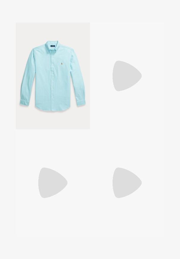 Hellblaues langärmeliges Hemd mit Knopfleiste, Kragen und kleinem gesticktem Logo auf der linken Brust.; Helle blaue Denim-Jeans mit einem ausgewaschenen Finish, Fünf-Taschen-Design und kontrastierenden Nähten. Mit Reißverschluss und Gürtelschlaufen. Gerade geschnitten.; Blauer Wildleder-Slipper mit weißer Sohle und beiger Naht am oberen Rand, dargestellt vor einem schlichten weißen Hintergrund.; Schildkrötensonnenbrille mit grünen Gläsern, runder Form, goldenen Akzenten und dunkelgrünen Bügeln mit einem weißen Streifen.