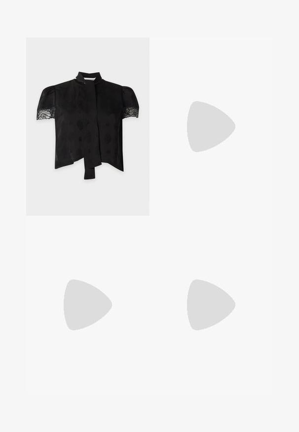 Sort kortærmet bluse med puffede ærmer med blonder, subtilt mønstret stof og en smal halsbåndsdetalje ved kraven.; Sorte denimjeans med lige ben-design, der har guld lynlåse langs siderne og almindelige lommer ved taljen.; Sort hæl-sandal med tynde remme og en lille dekorativ spænde. Indersålen er i en kontrasterende bordeauxfarve med en slank kegleformet hæl.; Brun quiltet lædertaske med guldfarvet fugleaccent, kæderem og klaplukning. Har en glat tekstur og rund form.