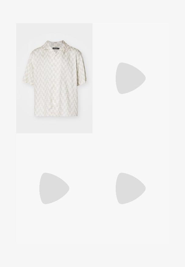 Korte mouwen shirt met een crème en beige geometrisch patroon, lichtgewicht stof, notch kraag en vijf knopen aan de voorkant.; Linnen shorts in lichtbeige met een elastische tailleband, zijzakken en een rechte snit. Vlotte textuur met minimaal zichtbare stiksels.; Zwarte leren slip-on sandaal met drie gekruiste bandjes, platte zool en een gladde textuur, boven een geweven natuurlijk vezel tapijt.; Beige canvas tas met dubbele handvatten en een reliëf ontwerp van een wolfskop op het voorvak.