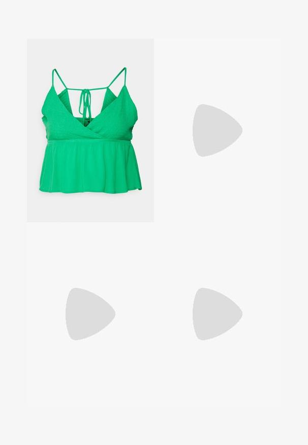 Vero Moda Petite VMMENNY SMOCK SINGLET  - Top - bright green; Schwarze Shorts mit elastischem Bund, verstellbarem Kordelzug und Seitentaschen, flach auf einem schlichten, hellen Hintergrund ausgelegt.; Schwarze Slip-On-Sandale mit dicker Sohle, die über einem beigen, strukturierten Teppich schwebt, im Hintergrund ein runder Holztisch und Bücher.; Hellblaues Umhängetäschchen mit gewebten grünen, beigen und blauen Streifen, einem vorderen Verschluss und einer goldfarbenen Metallriemenbefestigung.