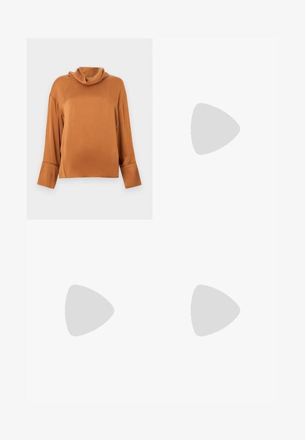 Rustfarvet langærmet bluse med løs rullekrave og brede manchetter, vist på en ensfarvet lys grå baggrund.; Beige bredde benbukser lavet af blødt bomuldsstof, med en skræddersyet talje og flad front, designet til en afslappet pasform og rene linjer.; Brun satin slingback kitten heel med spids tå og justerbar ankelrem spænde på hvid baggrund.; Brun ruskind bucket taske med guldkædedetalje og justerbar rem med guldlås på ensfarvet baggrund.