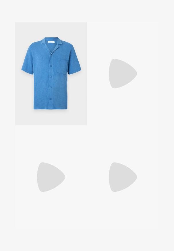 Kortærmet skjorte med knapper i blå, lavet af tekstureret stof. Har en reverskrave og en brystlomme.; Lette blå denimshorts med klassisk snit, fem lommer, knaplukning og subtilt slid foran for tekstur.; Canvas sneakers i off-white med navy accenter, med rund tå, snørrestruktur og struktureret gummisål. Enkel og ren æstetik.; Kremfarvet lærredstote-taske med frontlomme, to håndtag, justerbar skulderrem og lille gul "O.N.S" tekst i nederste højre hjørne af lommen.