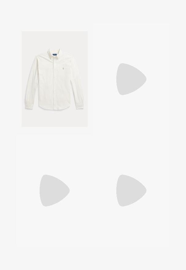 Wit overhemd met lange mouwen, knopen en kraag, met Polo Ralph Lauren-logo geborduurd op de linkerborst.; Lichtblauwe denim jeans met een vervaagde afwerking, vijfzakkenontwerp en contrasterende stiksels. Heeft een ritssluiting en riemlussen. Rechte snit.; Witte canvas sneakers met een laag ontwerp, featuring een beige hieltab en een klein geborduurd logo aan de zijkant. Rubber zool.; Zwarte leren riem met een rechthoekige zilverkleurige metalen gesp met een reliëf van een ruiterlogo, een gladde textuur en vijf riemgaten.