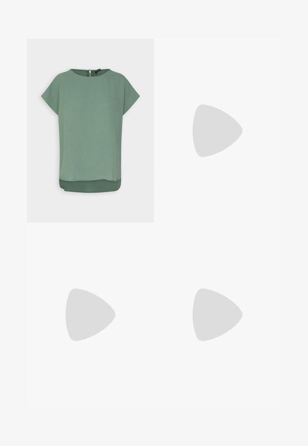 Vero Moda VMINGE - Bluse - dark forest; Schwarze Jeans aus Denim mit geradem Bein, fünf Taschen, kupferfarbenen Beschlägen und einer leicht ausgebleichten Textur.; Schwarze Lackleder-Loafer mit einem niedrigen Blockabsatz, die über eine auffällige goldfarbene Schnalle und eine strukturierte, geriffelte Außensohle verfügen.; Weiße Kunstleder-Handtasche mit einer strukturierten dreieckigen Form, einem verstellbaren Einzelgurt und einem Klappenverschluss mit geschwungenen Akzenten.