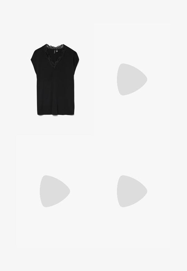 Sort ærmeløs top med V-udskæring kantet med blonder, lavet af blødt stof, lagt fladt på en hvid baggrund.; Sorte denim capri-bukser med lige skæring, fem lommer og tonalt syning. Stoffet har en let tekstur og et klassisk design.; Sort højhælet sandal med krydsede stropper, ankelspænde, glat tekstur og en robust blokhæl. Sålen har en lys farve.; Sorte, kantede solbriller med grå linser; lavet af plast, med tykke stænger med en glat overflade og ingen synlig hardware.
