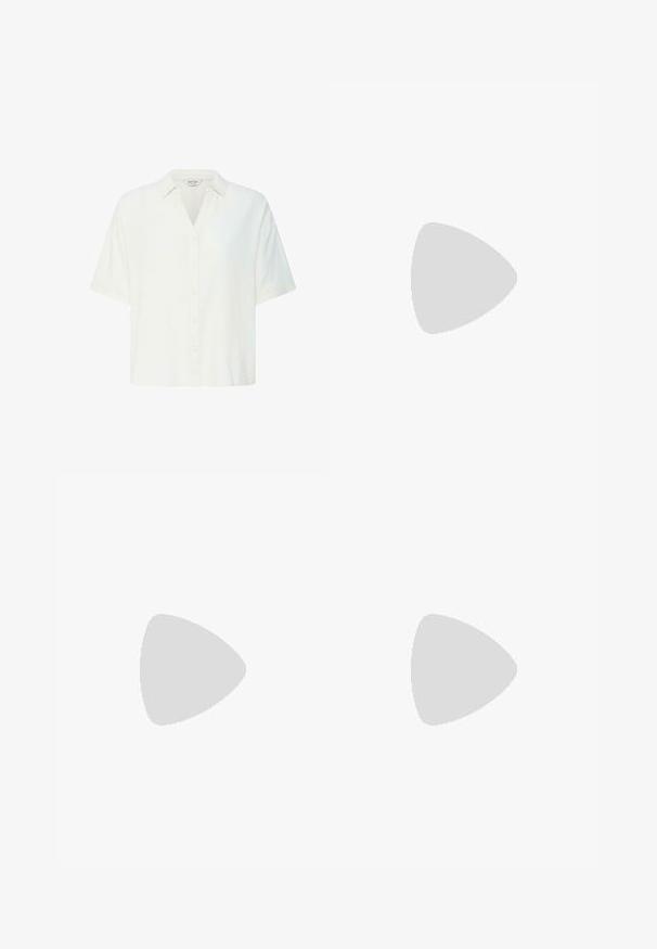Hvid kortærmet skjorte med knapper, krave, lige kant og afslappet pasform.; Lyseblå denim shorts med høj talje, synlig syning, to forlommer og metalknaplukning. Glat tekstur.; Brun ruskindssandal med tre overlappende remme, en flad sål og kontrasterende hvide syninger på remmene som detalje.; Pieces Crossbody PCVIOLET - Skuldertasker - nature