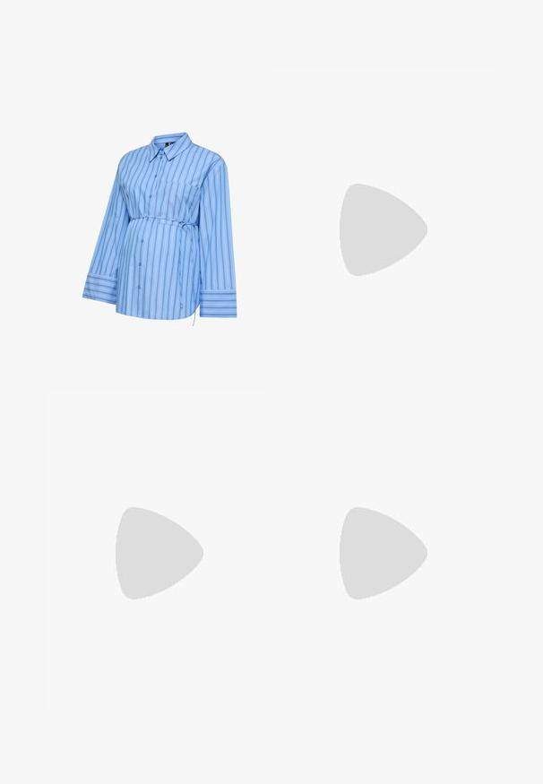 Blau-weiß vertikal gestreifte Umstandsbluse mit langen Ärmeln, Knopfleiste vorne, Brusttasche und verstellbarem Taillenband.; Schwarze Hosen mit weitem Bein, elastischem Bund, lockerer Passform und Seitentaschen, auf weißem Hintergrund dargestellt.; Braune und weiße Kuhfell-Print-Plateausandalen mit einem weichen Obermaterial, abgerundeter Zehenpartie und einer robusten schwarzen Gummisohle. Nahtdetail an der Unterseite.; Schwarze Leder-Shopper-Tasche mit einer strukturierten Silhouette, flachen Griffen und einem goldfarbenen Verschlussdetail an der Vorderseite. Glatte Textur und minimalistisches Design.