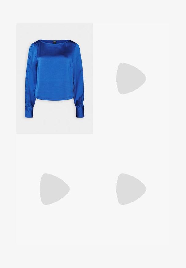 Lindex BLOUSE PENNY - Bluse - blue; Sorte skræddersyede bukser med lige ben, lavet af glat stof. Har en talje med ingen synlige lukninger eller lommer.; Hvide platformmules med en glat overflade, åben tå-design og en kraftig hæl. Har en subtil overfladiskøm og en kontrastfarvet sål.; Guldmetals ovale briller med klare linser. Skildpadde-mønster detaljer på stængerne. Justerbare næsepuder for komfort.