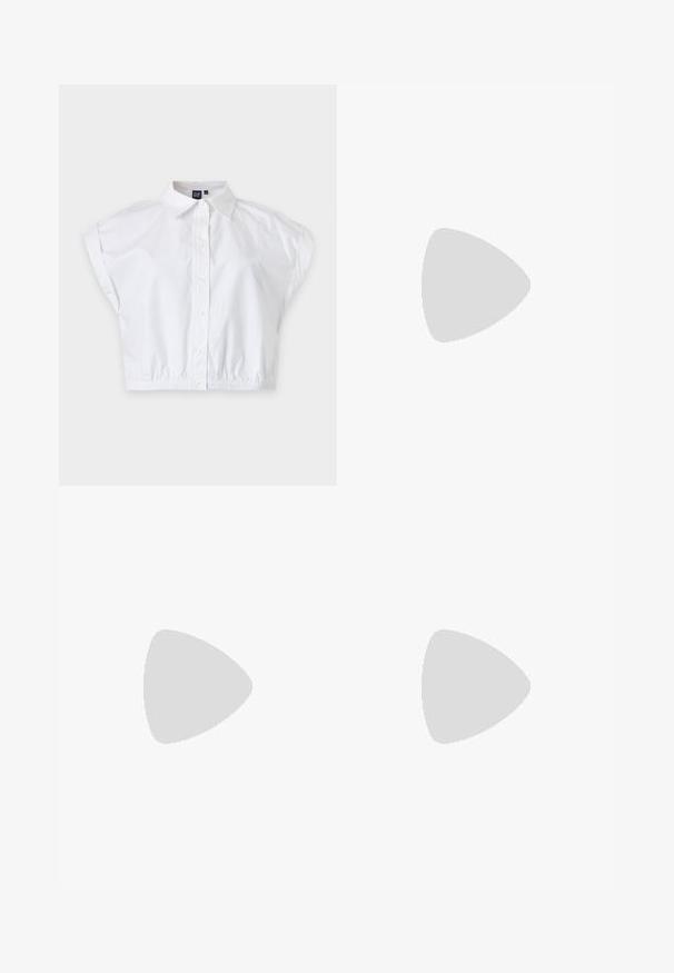 Camisa blanca de manga corta, corta, con botones, cuello y dobladillo elástico, colocada plana sobre un fondo blanco.; Pantalones rectos negros a medida con cintura alta y pliegues frontales, exhibidos sobre un fondo liso.; Zapato de tacón alto de cuero negro con punta afilada, diseño elegante y sin herrajes visibles. Textura suave y estilo minimalista.; Bolso beige de Michael Kors con patrón MK en relieve, asas dobles, bolsillo delantero con cremallera y correa de hombro desmontable sobre fondo blanco.