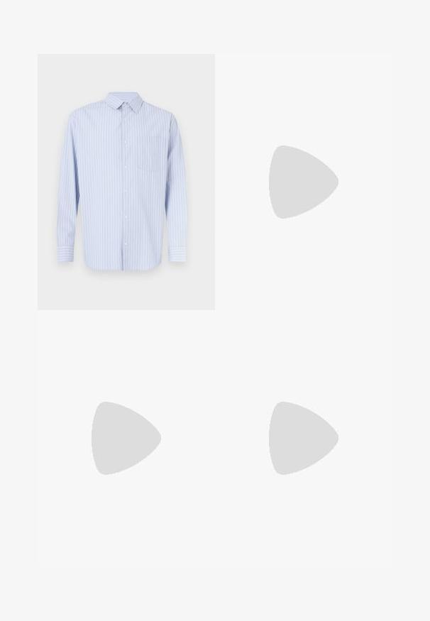 Chemise bleu clair à boutons, rayures blanches verticales, col pointu, manches longues et poche poitrine. Tissu en coton avec une texture lisse.; Pantalon gris clair sur mesure en tissu texturé, avec une seule poche arrière et des coutures nettes.; Sneaker en dentelle blanche flottant au-dessus d'un banc en bois avec un feuillage vert en arrière-plan, mettant en valeur le design et la texture de la chaussure.; Ceinture en cuir brun avec une boucle rectangulaire en argent, présentant des détails de couture subtils et une texture lisse.