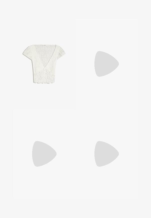 Wit kanten top met korte mouwen, diepe V-hals, bedekte knopen aan de voorkant en een geschulpte zoom.; Witte gelaagde minirok met een elastische band en koordje aan de voorkant, gemaakt van lichtgewicht stof.; Kniehoge witte leren cowboylaars met geborduurde bloemenpatronen, puntige neus en een gestapelde houten hak. Zachte textuur en gestroomlijnd ontwerp.; Lichtblauwe handtas in halve maan vorm met verstelbare riem en zilveren kettingdetail aan de zijkanten.