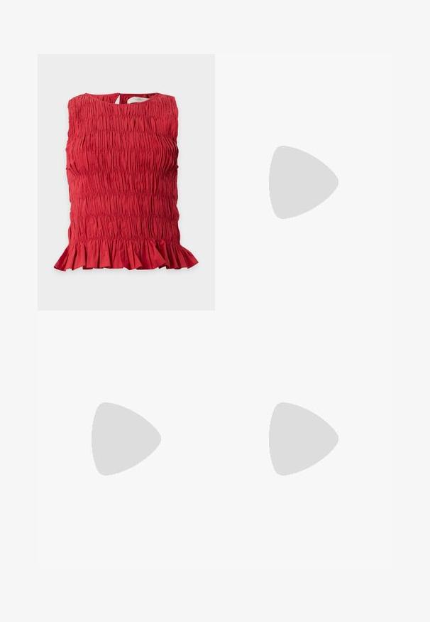 Blouse rouge sans manches avec tissu froncé, ourlet à volants et petite ouverture en forme de goutte dans le dos avec fermeture par bouton.; Jean blanc taille haute à jambes larges avec broderie florale en œillet et ourlets festonnés.; Sandale noire en cuir à brides fines, talon bas kitten, boucle à la cheville et petit pendentif doré sur fond clair uni.; Petit sac pochette en cuir bordeaux avec fermoir métallique argenté et bracelet sur fond blanc.