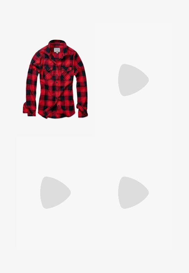 Rød og sort ternet flannel skjorte med lange ærmer, to brystlommer, spids krave og knaplukning foran. Blød stof tekstur.; Lyseblå jeans med høj talje og vide ben, med knapper og lynlås foran samt lommer foran og bagpå, lagt fladt på hvid baggrund.; Sorte snørebånd ankelstøvler lavet af syntetisk læder, med en kraftig sål, trækstrop og fremtrædende syninger.; Sort faux suede choker med en sølv hjertevedhæng i midten, der har runde metal accenter og et spænde med en forlængerkæde.