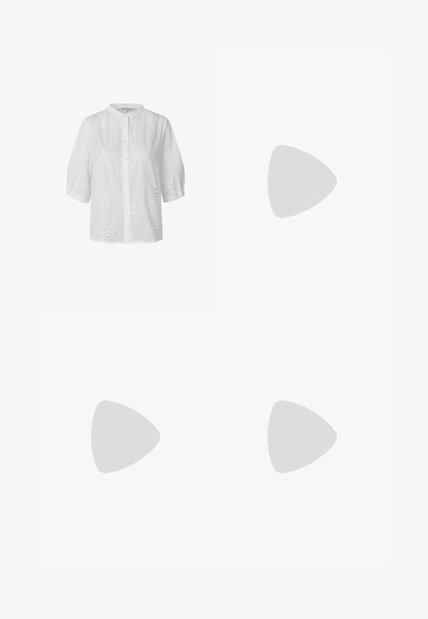Witte blouse met korte mouwen, bloemen-zielelembochering, mandarijnkraag en knoopsluiting aan de voorkant.; Hoog getailleerde, wijd uitlopende bordeauxrode broek met een strik aan de voorkant en riemlussen, gemaakt van gestructureerde stof, plat liggend op een witte achtergrond.; Zwarte suède instap klompen met een ronde neuzen, zachte textuur, verstelbare band en een dikke rubberen zool met een patroonprofiel voor grip.; Zwarte leren riem met goudkleurige rechthoekige gesp en twee riemlussen, één in zwart en één in beige, plat gelegd op een witte achtergrond.