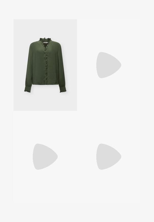 Blusa verde oscuro de manga larga con cuello con volantes, cierre frontal con botones y puños con volantes sobre un fondo blanco liso.; Pantalones verde oliva con un diseño de pierna recta, que presentan dos botones en la cintura y pliegues frontales para un detalle adicional.; Zapato de tacón slingback de charol burdeos con puntera puntiaguda, fina correa en el tobillo y pequeño detalle decorativo de hebilla. Textura suave y tacón alto.; Bolso burdeos hecho de material brillante, de forma rectangular, con dos asas para el hombro y sutiles acentos curvados en la parte frontal.