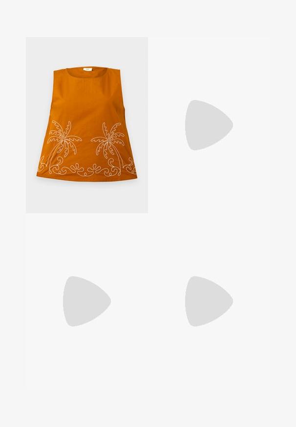 Oranžový bezrukávový top s bielou výšivkou palmového stromu a vlnkovitými vzormi na leme. Hladká bavlnená tkanina, zaoblený výstrih a voľný strih.; Biela bavlnená maxi sukňa s očkovanou látkou, vrstveným dizajnom, elastickým pásom a čipkovými detailmi pozdĺž lemov a panelov.; Čierne ploché sandále s tenkými, textúrovanými popruhmi a minimalistickým dizajnom. Podrážka je hladká a celkový tvar je elegantný a nenápadný.; Pletená slamenná taška cez plece s pletenými rúčkami a na jednej strane je viazaná mašľa z červeno-bielo kockovanej stuhy.